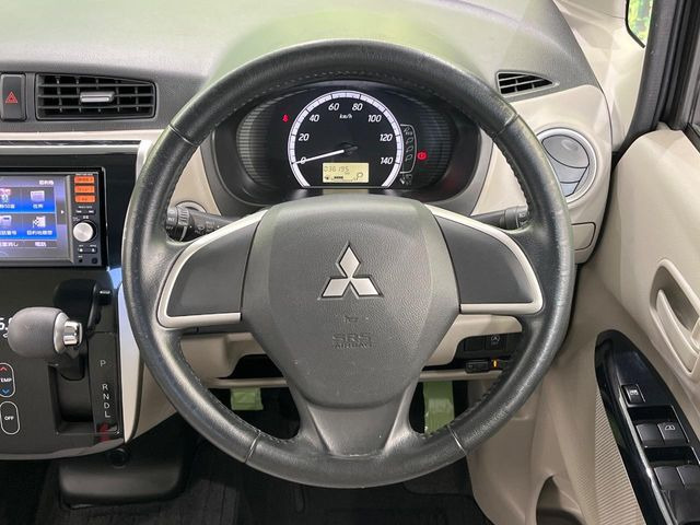 �C���e���A�ɍ��킹���f�U�C���̃X�e�A�����O�́A�^�]�������̂��Ƃ��l���A�^�]���₷���`��A�傫���ł��B�����x�A���ۂɐG���Ă��m���߂��������B