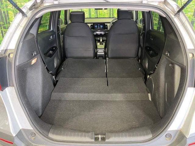 ���i�̂���������ʋ΁A���}���ɏ\���ȉ׎��X�y�[�X���m�ۂ��Ă���܂��B�Z�J���h�V�[�g��|���ƁA�傫�ȉו��̐ύڂ��\�ł���