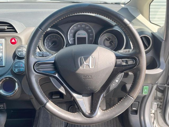 �C���e���A�ɍ��킹���f�U�C���̃X�e�A�����O�́A�^�]�������̂��Ƃ��l���A�^�]���₷���`��A�傫���ł��B�����x�A���ۂɐG���Ă��m���߂��������B