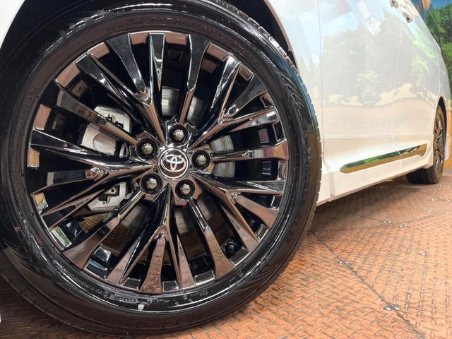 【純正19インチアルミホイール】外観にマッチした純正アルミホイールを装着しております。各種社外アルミホイールや、スタッドレスタイヤも取扱いしております。是非ご相談ください♪