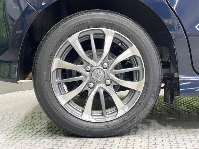 �y����15�C���`�A���~�z�C�[���z�O�ςɃ}�b�`���������A���~�z�C�[���𑕒����Ă���܂��B�e��ЊO�A���~�z�C�[����A�X�^�b�h���X�^�C�����戵�����Ă���܂��B���񂲑��k����������