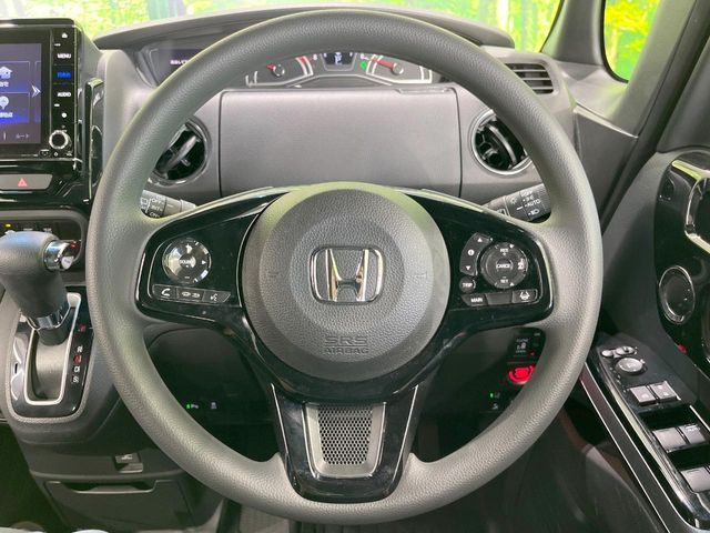 �C���e���A�ɍ��킹���f�U�C���̃X�e�A�����O�́A�^�]�������̂��Ƃ��l���A�^�]���₷���`��A�傫���ł��B�����x�A���ۂɐG���Ă��m���߂��������B