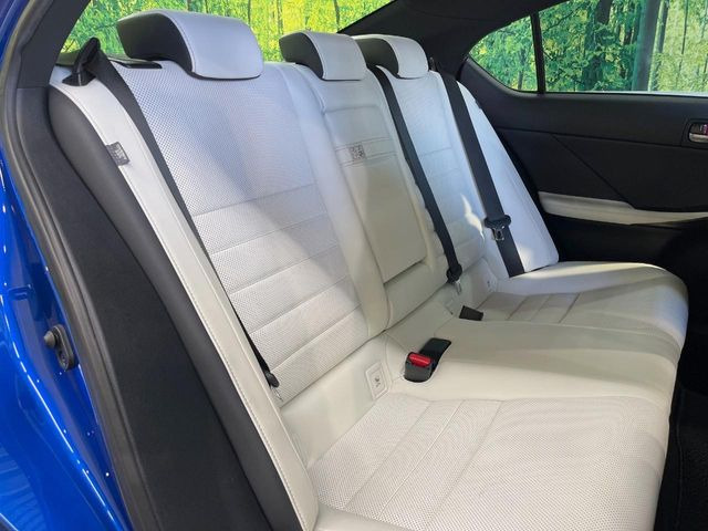 後部座席も気になるようなキズ・汚れやへたり等、大きなダメージはなく、良好な状態です。