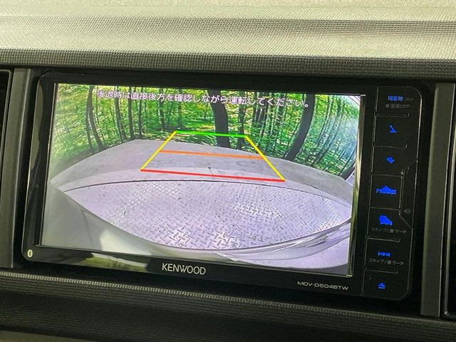 【バックカメラ】駐車時に後方がリアルタイム映像で確認できます。大型商業施設や立体駐車場での駐車時や、夜間のバック時に大活躍!運転スキルに関わらず、今や必須となった装備のひとつです!