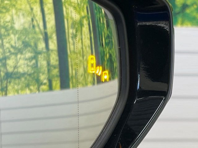 【ブラインドスポットモニター】走行中、ドアミラーの死角になりやすい箇所に後続車が接近するとサイドミラーのレンズに警告を表示!ドライバーに注意喚起をしてくれます。