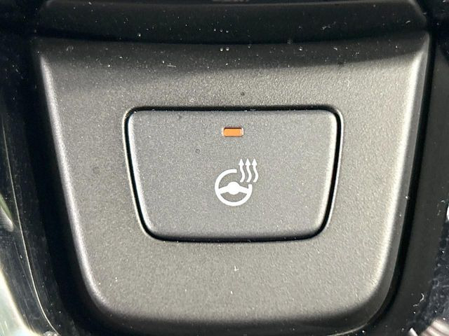 【ステアリングヒーター】冬場に冷たくなりやすい革巻きステアリングを、スイッチ一つで素早く適温に!エアコンよりも早く温まってくれるので、寒い日の運転も快適になりますね♪