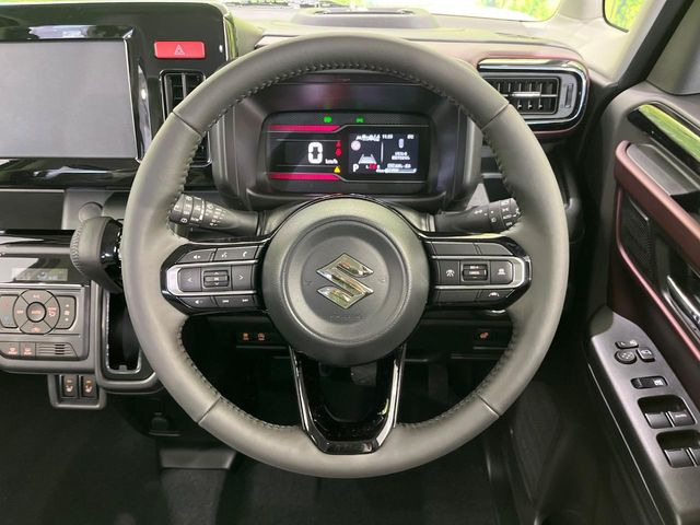 �C���e���A�ɍ��킹���f�U�C���̃X�e�A�����O�́A�^�]�������̂��Ƃ��l���A�^�]���₷���`��A�傫���ł��B�����x�A���ۂɐG���Ă��m���߂��������B