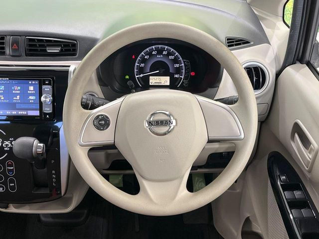 �C���e���A�ɍ��킹���f�U�C���̃X�e�A�����O�́A�^�]�������̂��Ƃ��l���A�^�]���₷���`��A�傫���ł��B�����x�A���ۂɐG���Ă��m���߂��������B