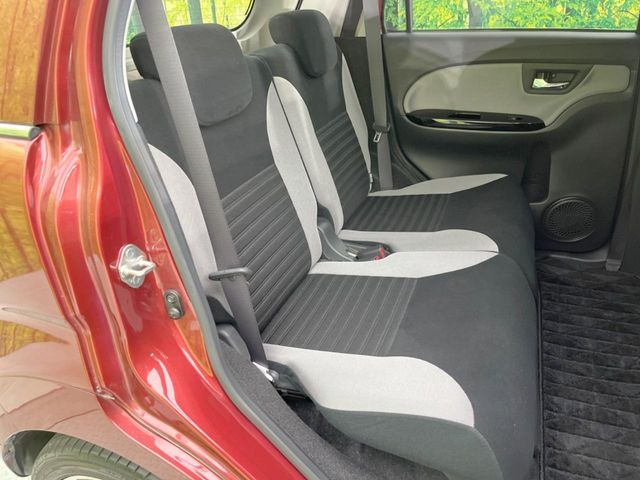 後部座席も気になるようなキズ・汚れやへたり等、大きなダメージはなく、良好な状態です。