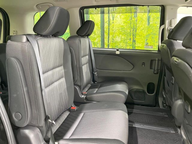 二列目中央はウォークスルーとなっております。二列目と三列目の移動や乗り降りがとっても楽になるので、乗り降りの際もストレスを感じることはありません♪