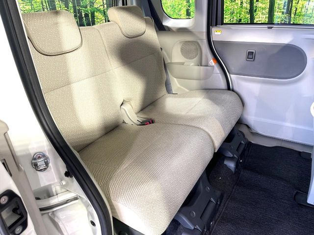 広々とした2列目シートは居住性が高く、居心地も快適!友達や家族とのお出かけにぴったりです。ベビーシートやチャイルドシート使用時も快適にお過ごしいただける十分な空間を確保しています。