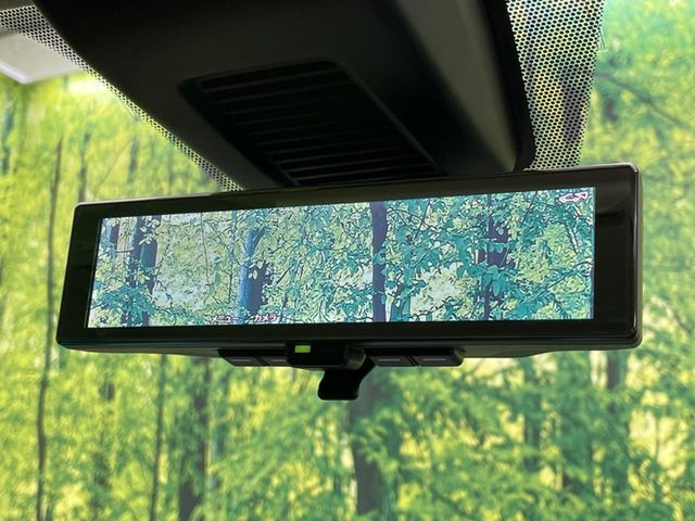 【インテリジェントルームミラー】後席の大きな荷物や同乗者で後方が確認しづらい時でも安心!カメラが撮影した車両後方の映像をルームミラー内に表示。クリアな視界で状況の確認が可能です!