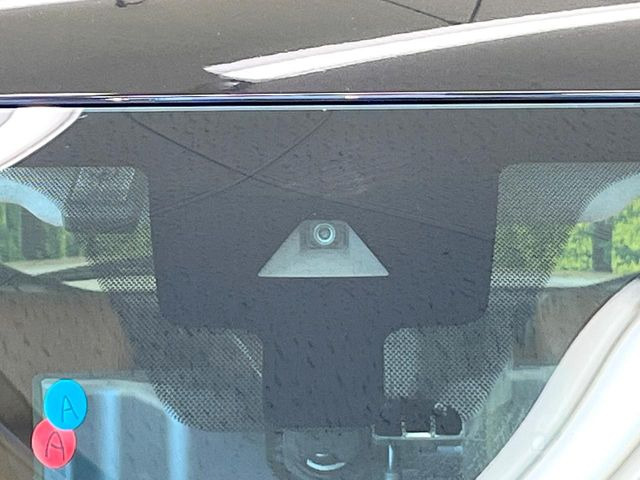 【インテリジェントエマージェンシーブレーキ】フロントカメラで前方の車両や歩行者を検知。衝突しそうな時は衝突被害軽減ブレーキが作動、衝突回避をサポート。より安全にドライブをお楽しみいただけます。