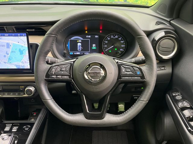 【純正革巻きステアリング】上質な革を使用することで、手にしっかり馴染みとても運転しやすいハンドルです♪