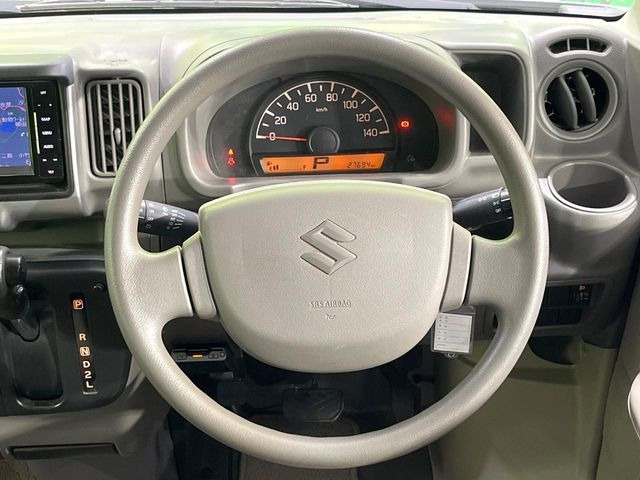 �C���e���A�ɍ��킹���f�U�C���̃X�e�A�����O�́A�^�]�������̂��Ƃ��l���A�^�]���₷���`��A�傫���ł��B�����x�A���ۂɐG���Ă��m���߂��������B