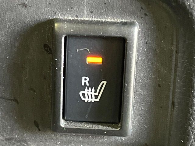 【シートヒーター】寒い日に重宝するシートヒーター!エアコンより早く温まってくれるので寒がりの人も安心ですね♪エアコンの温風は乾燥するから苦手、という方にもをおすすめです。