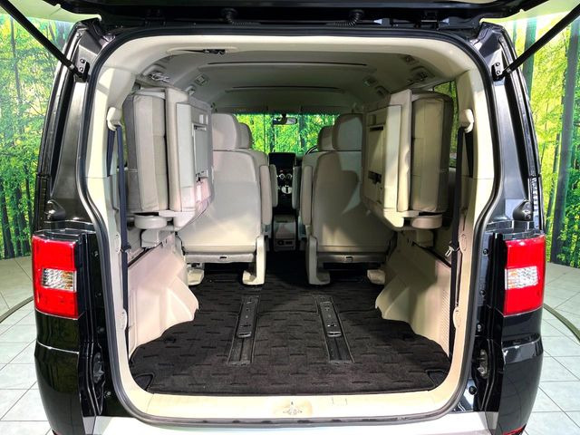 ���i�̂���������ʋ΁A���}���ɏ\���ȉ׎��X�y�[�X���m�ۂ��Ă���܂��B�Z�J���h�V�[�g��|���ƁA�傫�ȉו��̐ύڂ��\�ł���