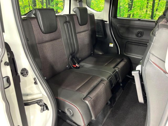 後部座席も気になるようなキズ・汚れやへたり等、大きなダメージはなく、良好な状態です。