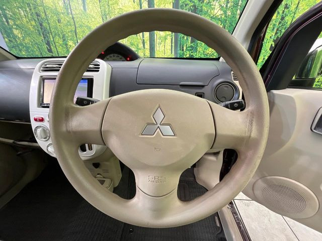 インテリアに合わせたデザインのステアリングは、運転される方のことも考え、運転しやすい形状、大きさです。是非一度、実際に触ってお確かめください。