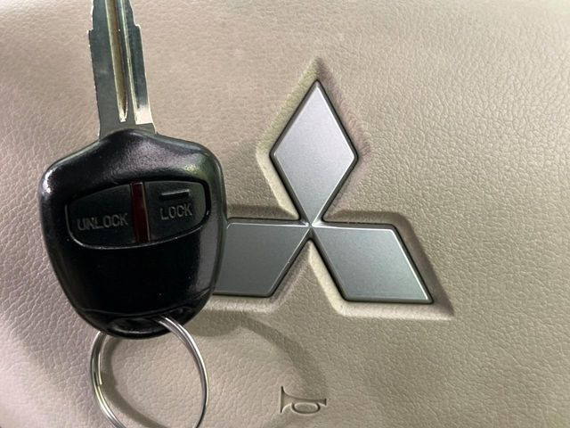 【キーレス】少し離れた場所からでもボタン一つでドアの開錠・施錠ができるのでとっても便利!ドアの鍵穴周りに傷をつけることもありません♪