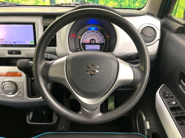 �C���e���A�ɍ��킹���f�U�C���̃X�e�A�����O�́A�^�]�������̂��Ƃ��l���A�^�]���₷���`��A�傫���ł��B�����x�A���ۂɐG���Ă��m���߂��������B