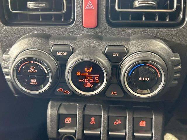 【オートエアコン】一度お好みの温度に設定すれば、車内の温度を検知し風量や温度を自動で調整。暑い&hellip;寒い&hellip;と何度もスイッチ操作をする必要はありません。快適な車内空間には必須の機能ですね♪