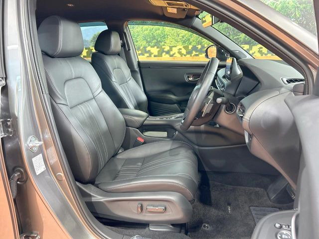 運転席まわりには十分なスペースがあり、大柄な方でもゆったり運転していただける環境です。