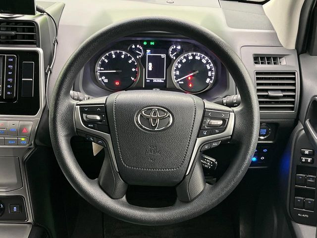 �C���e���A�ɍ��킹���f�U�C���̃X�e�A�����O�́A�^�]�������̂��Ƃ��l���A�^�]���₷���`��A�傫���ł��B�����x�A���ۂɐG���Ă��m���߂��������B