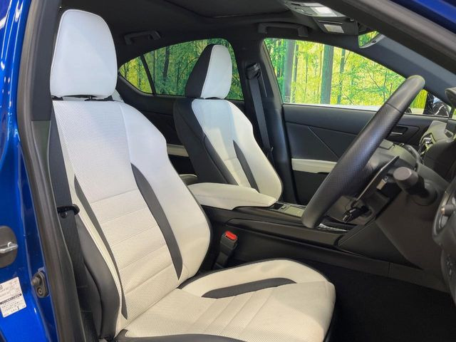 【L-texシート】汚れのふき取りが容易でメンテナンスが簡単な、機能性に優れる合成皮革を採用した上質なシートです。座り心地もよく、高級感あふれる心地良い車内空間を演出してくれます。