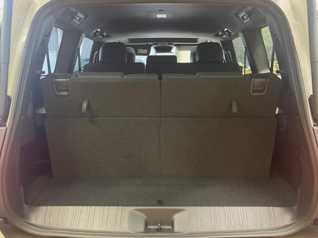 ���i�̂���������ʋ΁A���}���ɏ\���ȉ׎��X�y�[�X���m�ۂ��Ă���܂��B�T�[�h�V�[�g��|���ƁA�傫�ȉו��̐ύڂ��\�ł���