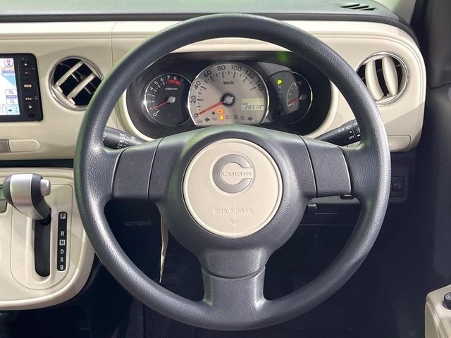 �C���e���A�ɍ��킹���f�U�C���̃X�e�A�����O�́A�^�]�������̂��Ƃ��l���A�^�]���₷���`��A�傫���ł��B�����x�A���ۂɐG���Ă��m���߂��������B