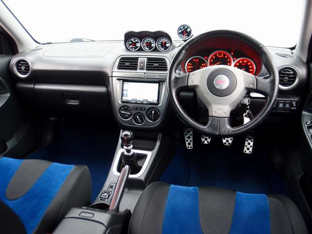 室内は綺麗にルームクリーニング済みとなります。たばこの嫌な臭いや芳香剤の臭いも御座いません。ご希望に応じてRECARO製などのスポーツシートに変更も可能です。お気軽にご相談下さいませ