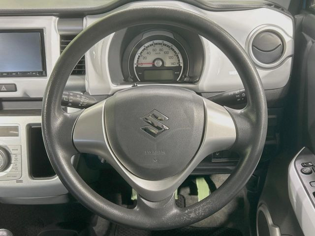 �C���e���A�ɍ��킹���f�U�C���̃X�e�A�����O�́A�^�]�������̂��Ƃ��l���A�^�]���₷���`��A�傫���ł��B�����x�A���ۂɐG���Ă��m���߂��������B