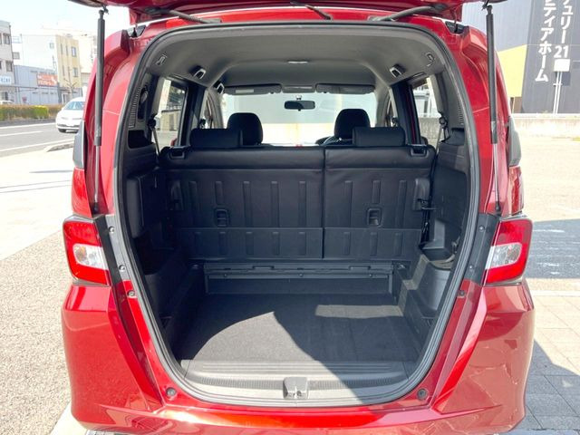 普段のお買い物や通勤、送迎等に十分な荷室スペースを確保しております。セカンドシートを倒すと、大きな荷物の積載も可能です♪