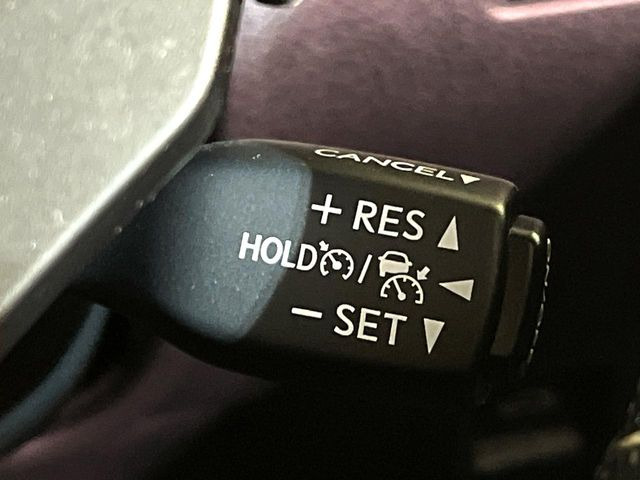 【レーダークルーズコントロール】高速道路での長距離走行が楽に!!自動で速度を保つクルーズコントロールが、衝突軽減システムと連携し、前方の車両を感知して車間を保つように速度調節してくれます!!