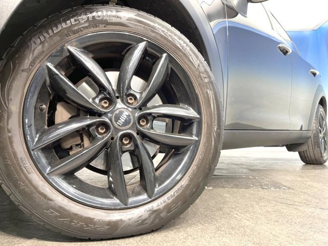 ●純正17インチアルミホイール:輸入車ならではの卓越した走りを支えるホイールと足回りです!日本車の走りに慣れている方にもぜひ体感して頂きたいほど、高いレベルでまとまっています!