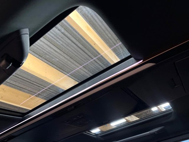 【左右独立ムーンルーフ】2列目左右席にそれぞれ配置されたガラスルーフ!日差しに合わせて片側だけシェードを閉めることも可能です!