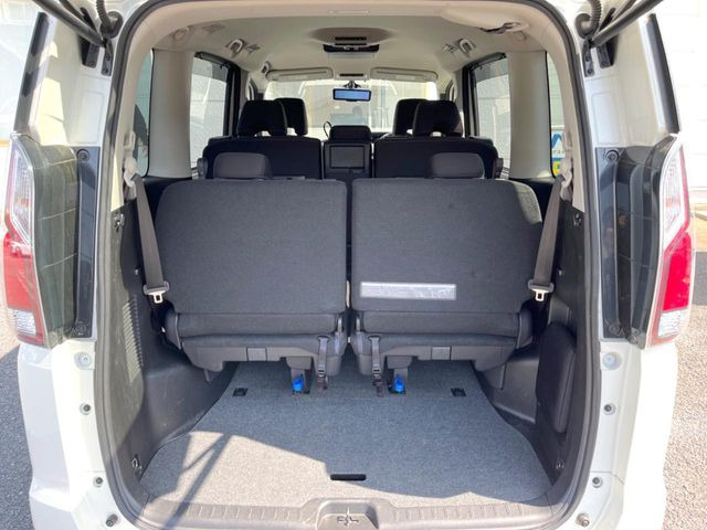 ���i�̂���������ʋ΁A���}���ɏ\���ȉ׎��X�y�[�X���m�ۂ��Ă���܂��B�Z�J���h�V�[�g��|���ƁA�傫�ȉו��̐ύڂ��\�ł���