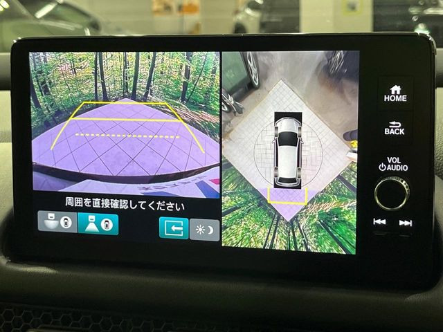 【マルチビューカメラシステム】専用のカメラにより、上から見下ろしたような視点で360度クルマの周囲を確認することができます☆死角部分も確認しやすく、狭い場所での切り返しや駐車もスムーズに行えます。