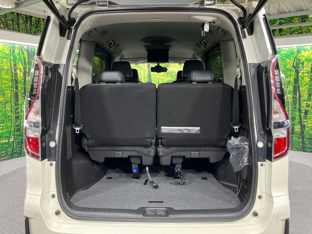 【デュアルバックドア】通常の開閉に加えて、窓周辺のみの省スペースで開閉が可能。狭い駐車場でも、車を停めなおす事なく荷物の出し入れができます♪