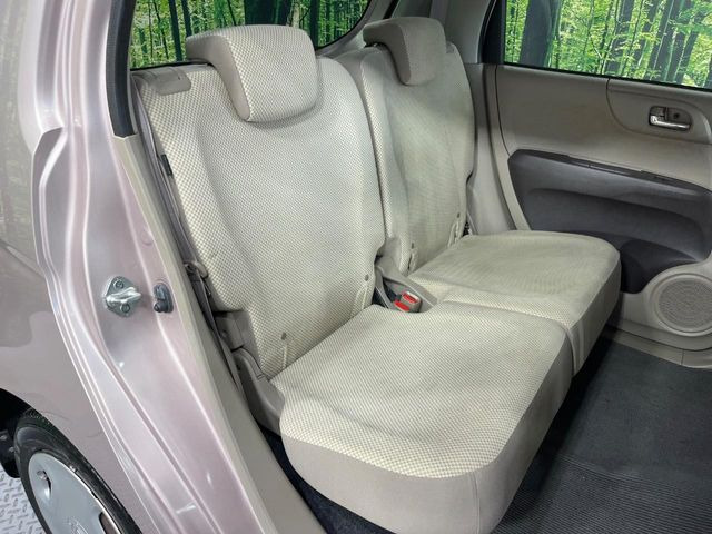 後部座席も気になるようなキズ・汚れやへたり等、大きなダメージはなく、良好な状態です。