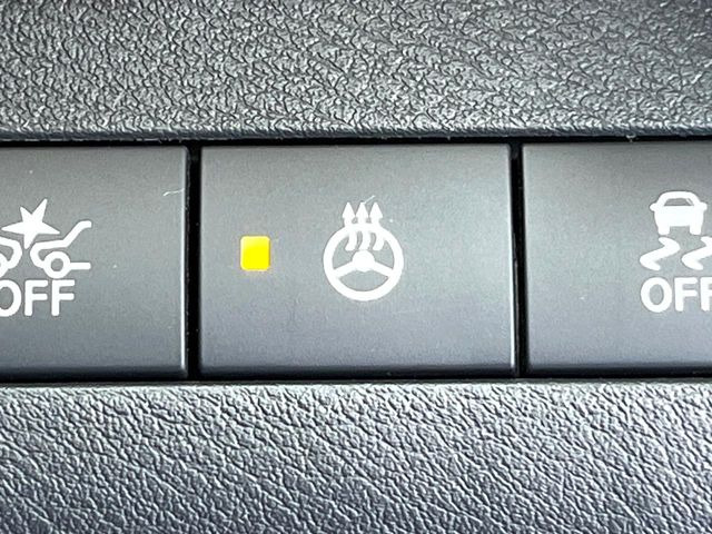 【ステアリングヒーター】冬場に冷たくなりやすい革巻きステアリングを、スイッチ一つで素早く適温に!エアコンよりも早く温まってくれるので、寒い日の運転も快適になりますね♪