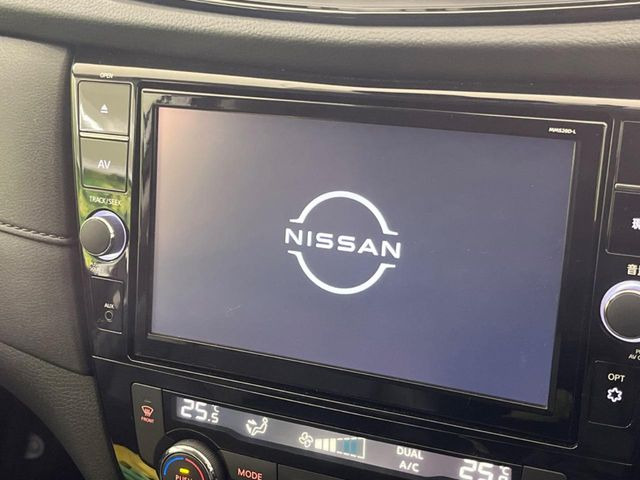 【大画面ナビ】人気の大型9インチナビを装備。存在感のある大画面はインパクト大!ナビ利用時のマップ表示は見やすく、テレビやDVDは臨場感がアップ!いつものドライブがグッと楽しくなります♪