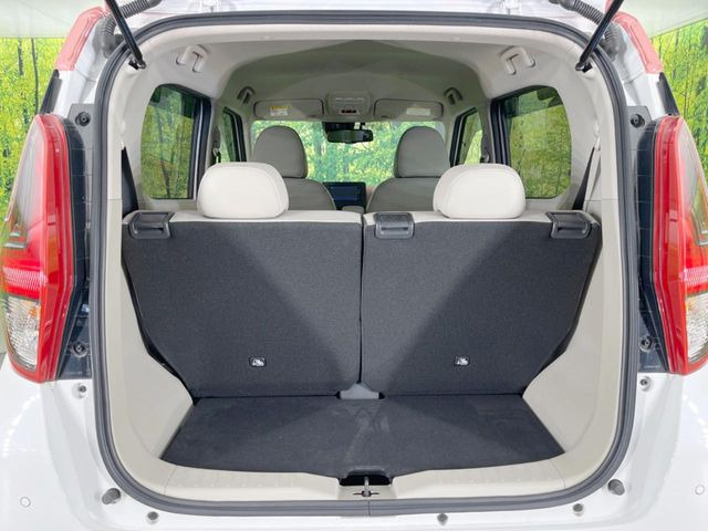 ���i�̂���������ʋ΁A���}���ɏ\���ȉ׎��X�y�[�X���m�ۂ��Ă���܂��B�Z�J���h�V�[�g��|���ƁA�傫�ȉו��̐ύڂ��\�ł���