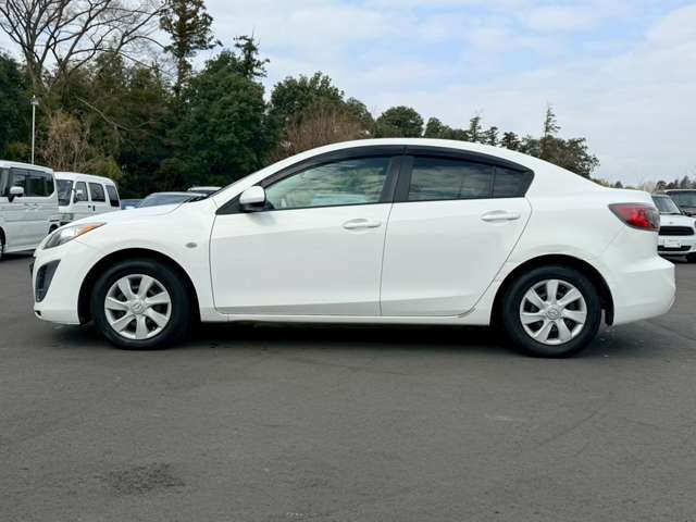 当店在庫は外装、内装クリーニング後に展示し、併せて事故修復歴の有無、メーター改ざん歴の有無も第三者機関による検査を全台実施しております。車検、整備、鈑金塗装も自社で対応できますのでご安心ください。