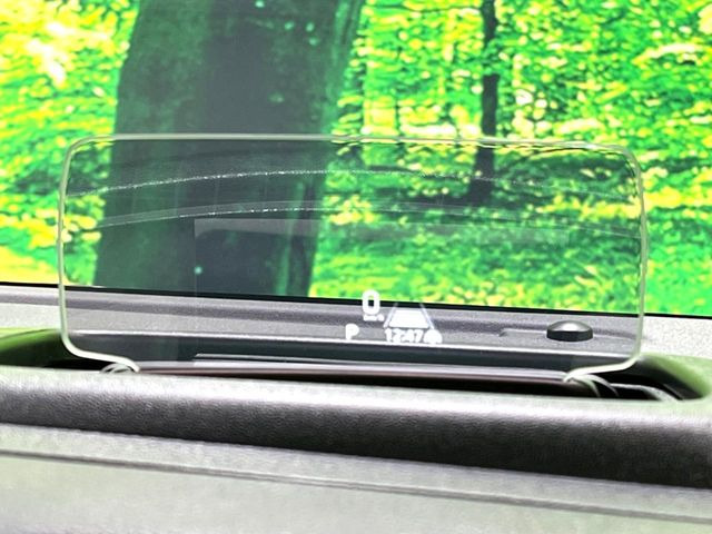 【ヘッドアップディスプレイ】現在の速度や走行情報をデジタル表示で運転席前方のガラスに投影!運転中、目線をずらさず必要な情報を確認できるのでとっても便利で安心!