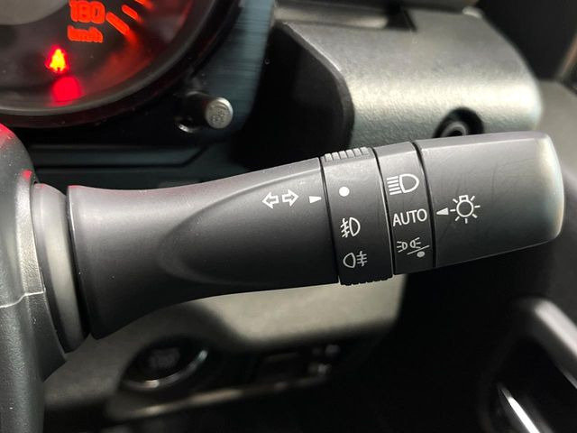 【オートライト】周りの明るさに応じて自動でヘッドライトの点灯・消灯ができる機能です!ライトの付け忘れ・消し忘れなどが無くなり、雨の日や夕方の走行も安心!トンネル通過時も便利ですね♪