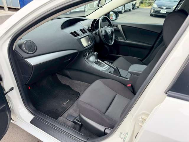 気になるお車がありましたら右の電話番号から直接お店にお問い合わせください。支払方法から車両情報、状態までなんでもご説明させて頂きます。スタッフ一同ご連絡お待ちしております。