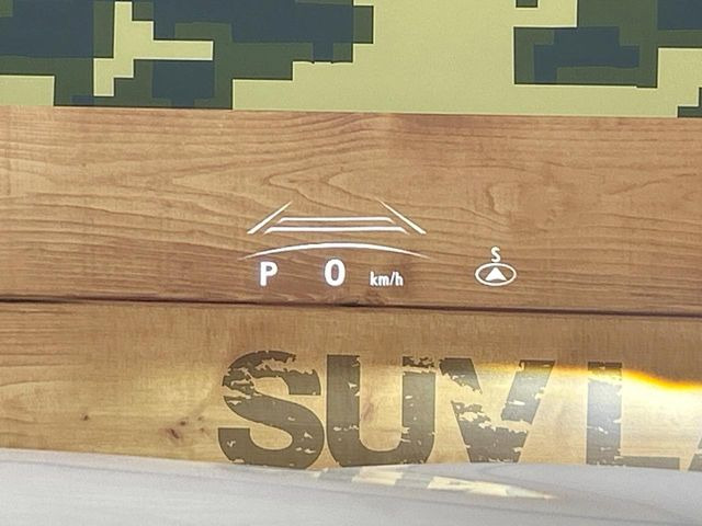 【カラーヘッドアップディスプレイ】現在の速度や走行情報をデジタル表示で運転席前方のガラスに投影!カラー付きで視認性も高く、運転中目線をずらさず必要な情報を確認できるのでとっても便利で安心!