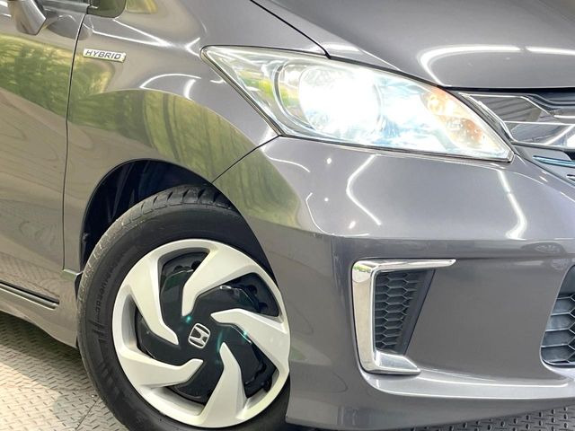 【HIDヘッドライト】非常に明るく前方を照らしてくれるので、悪天候や夜間の走行時も視界良好で安心してお乗りいただけます。